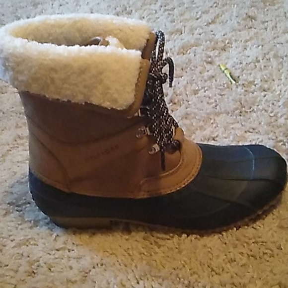 Tommy Hilfiger sherpa rusteen boot. Women's 10 - Picture 2 of 5